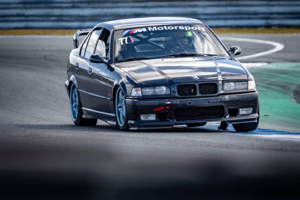 Zwarte BMW 3-serie (E36) in de bocht tijdens Vrij Rijden op TT Circuit Assen