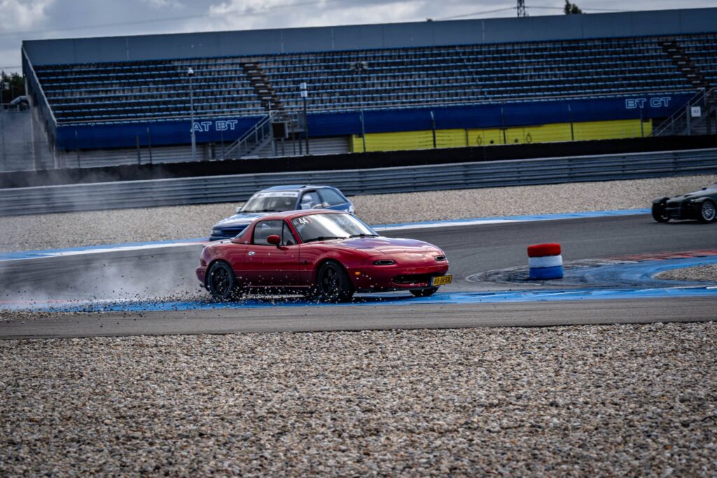 Rode Mazda MX-5 in de bocht tijdens Vrij Rijden op TT Circuit Assen
