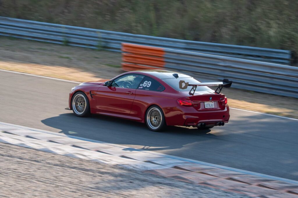 Donkerrode BMW M4 op het circuit tijdens Vrij Rijden op Circuit Zandvoort