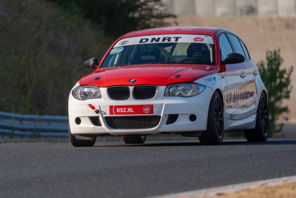 RSZ Autosport BMW 1-serie in de laagstaande zon tijdens Vrij Rijden op Circuit Zandvoort